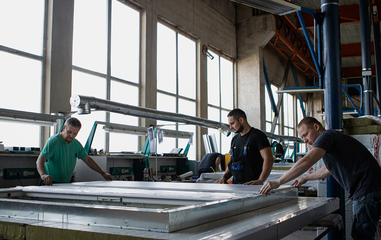 Складаються, як лего. Під Києвом створюють модульні будинки для зимівлі: унікальні фото